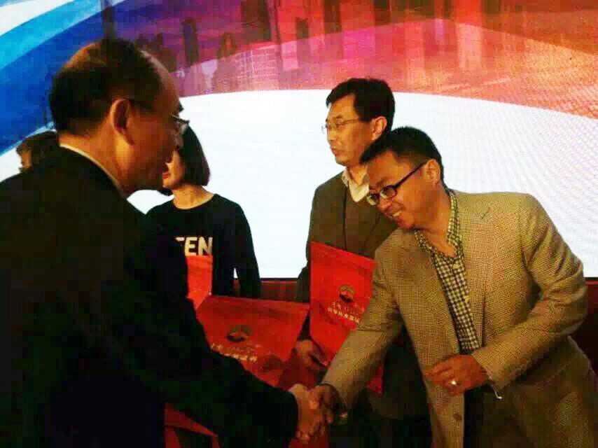 交通運(yùn)輸部總工程師周偉為卓越科技董事長(zhǎng)曹民頒發(fā)證書